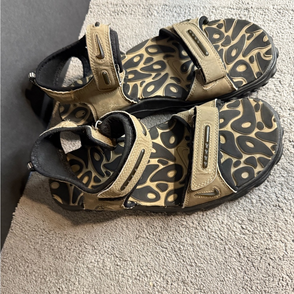 Stylish Sandals in Black and Tan